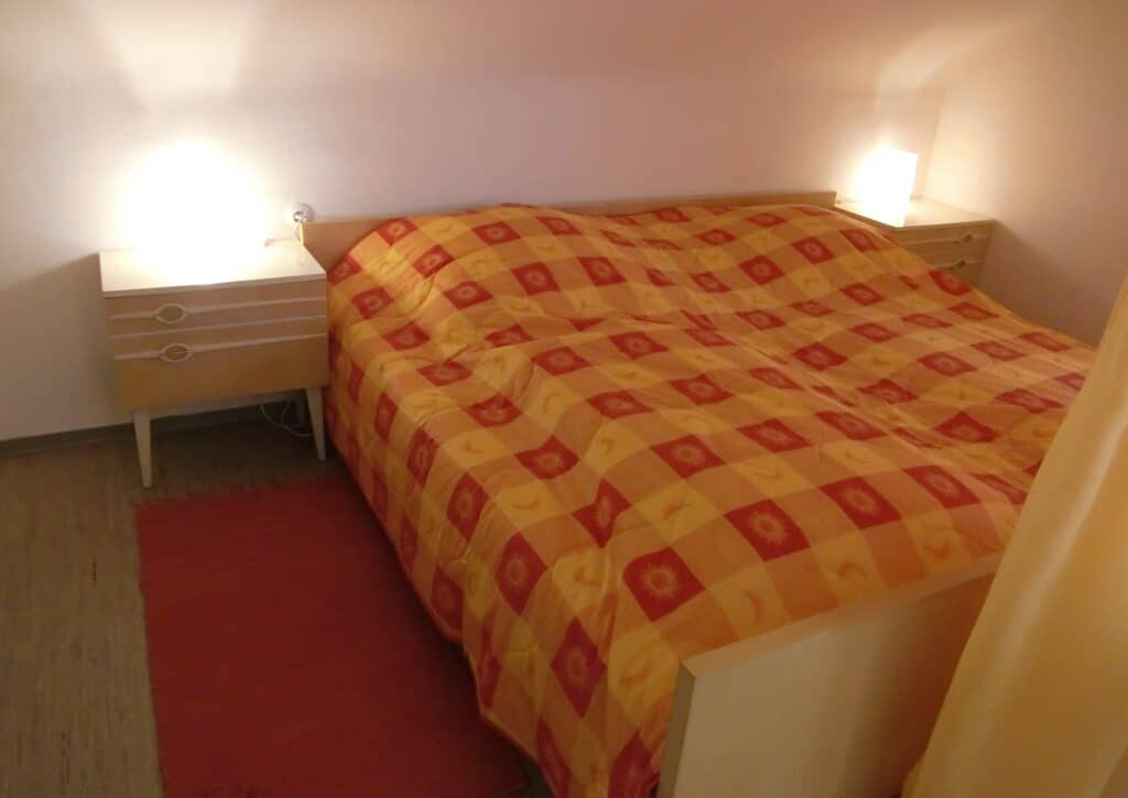 Doppelbett im abgetrennten Schlafbereich