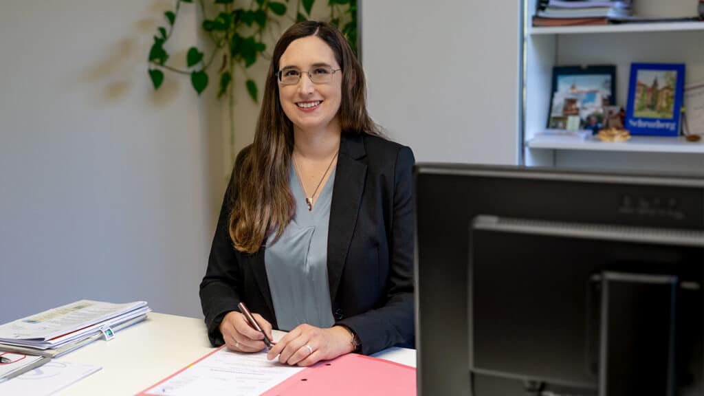 Bürgermeisterin Jacqueline Förderer am Schreibtisch