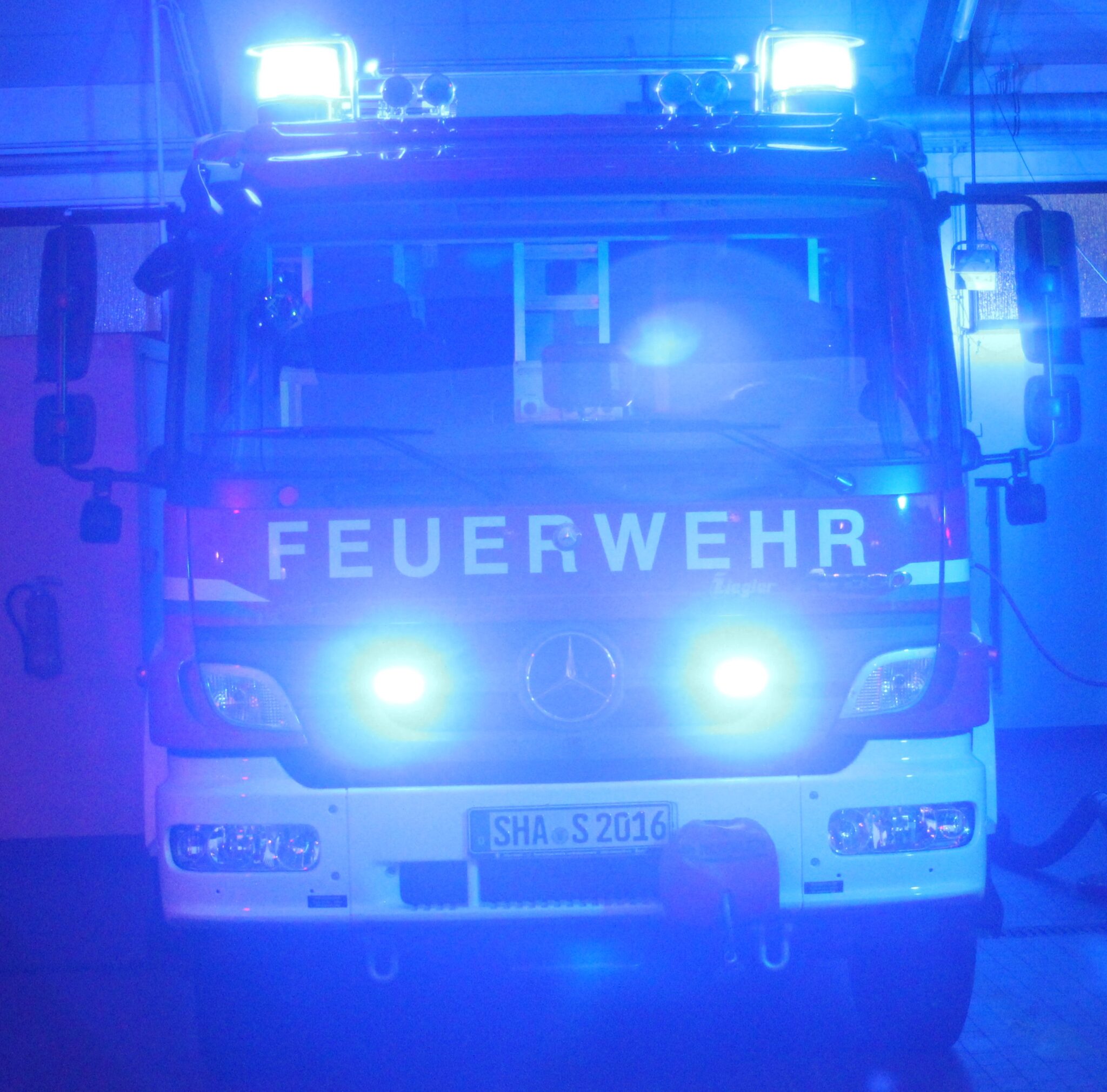 Feuerwehr beseitigt Baumhindernis